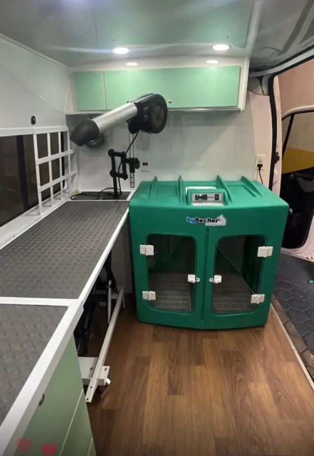 Interior da unidade móvel Cristal Pet com mesa de tosa, secador e caixa de secagem